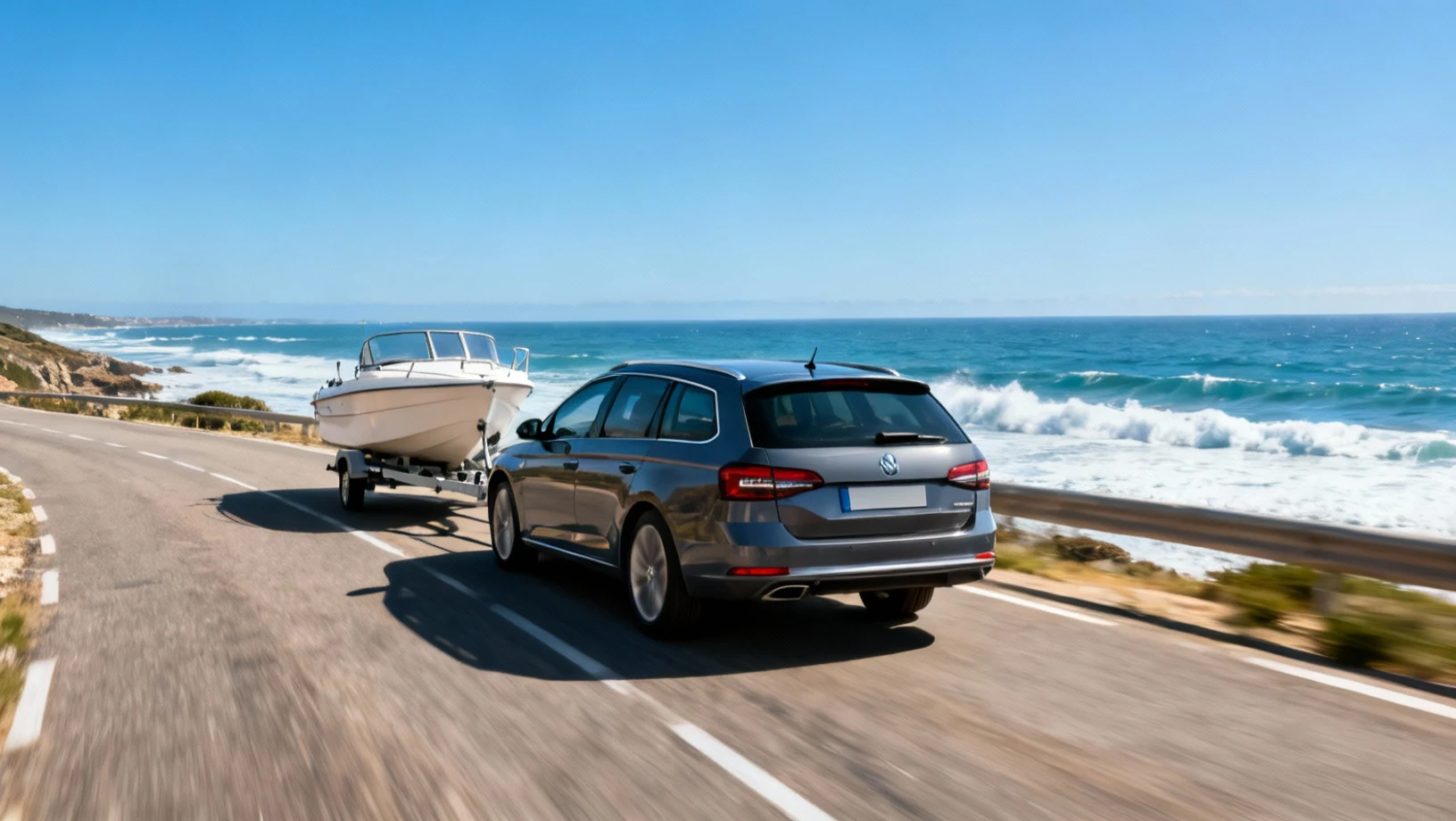 Voiture avec remorque bateau sur une route côtière